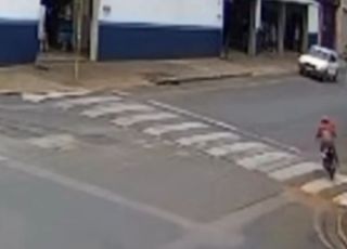 Fuga de moto termina com explosão e adolescente arremessado em São Paulo. VEJA VÍDEO