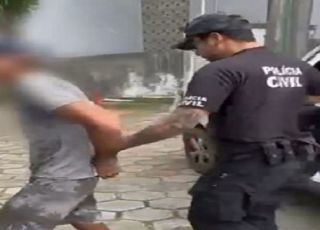 Homem que arremessou dois cães de uma laje de 4 metros de altura e matou um deles é preso pela Dema em Manaus. VEJA VÍDEO