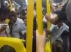 Idosa defeca em ônibus e é agredida por passageiro durante confusão. VEJA VÍDEO