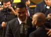 Cristiano Ronaldo cumprimenta Daniel Alves durante Globe Soccer Awards.VEJA VÍDEO