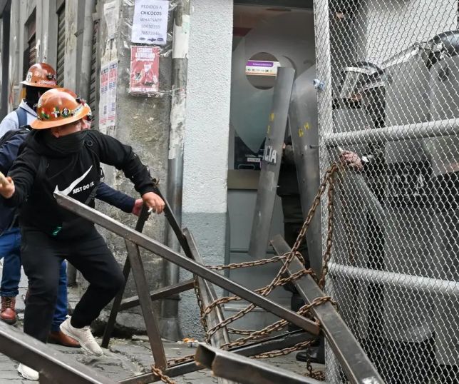 Bolívia: protestos desafiam governo após aumento de combustíveis