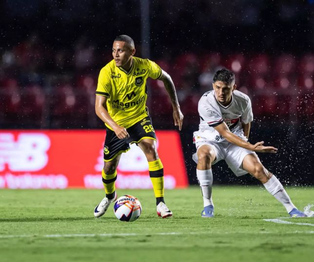 São Paulo vence primeira na temporada, mas torcida protesta contra Casaes