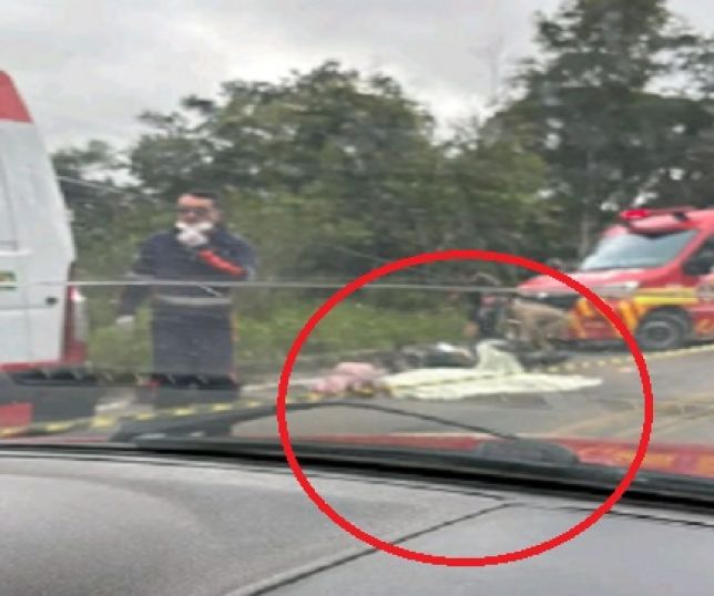 Carreta frigorífica atropela motocicleta e mata mulher que viajava na garupa na rodovia BR-174. VEJA VÍDEO