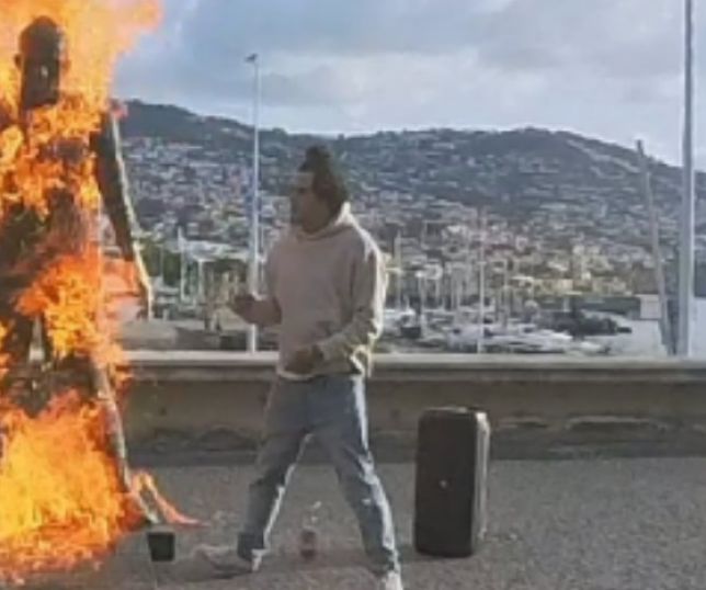 Homem ateia fogo em estátua de Cristiano Ronaldo na Ilha da Madeira. VEJA VÍDEO 