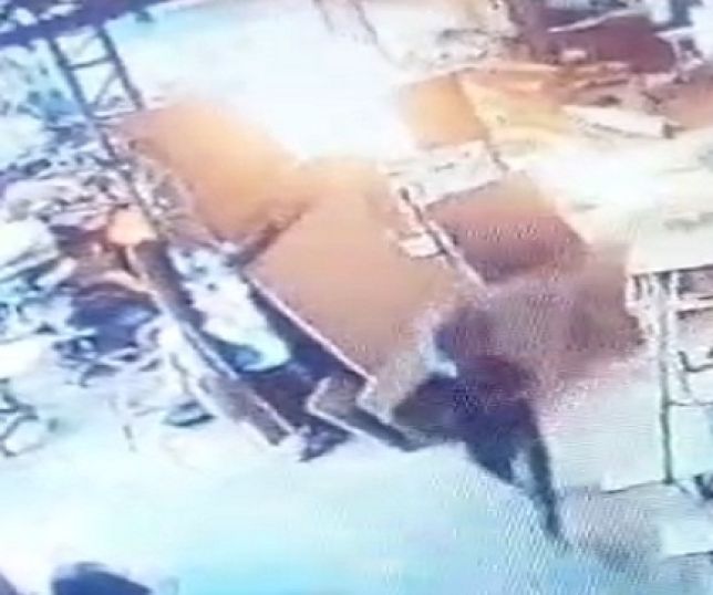 Câmera de segurança filmou homem que provocou incêndio criminoso em fábrica de sofás no bairro de São Francisco, Zona Sul de Manaus. VEJA VÍDEO