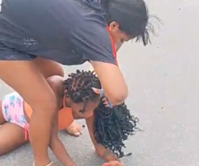 Mulher corta cabelo e rasga roupas da suposta amante do marido no meio da rua. VEJA VÍDEO