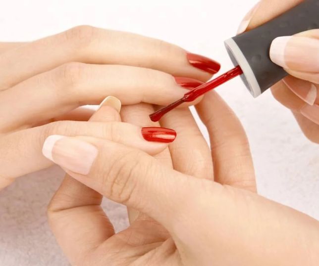 Como evitar esmalte grosso e pegajoso para ter unhas intactas por semanas