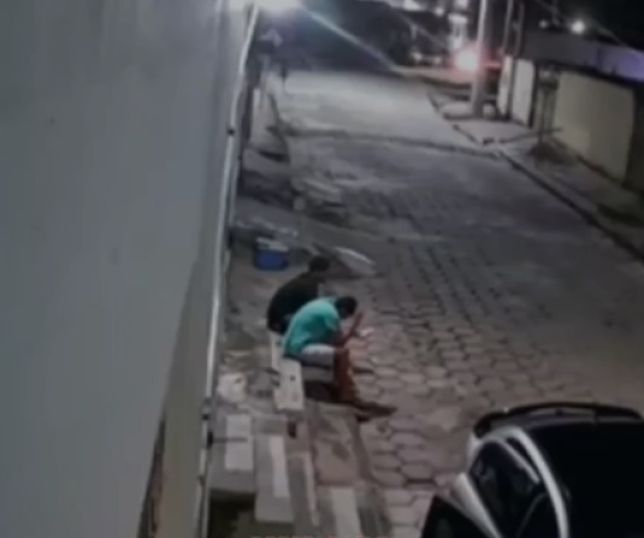 Ataque a tiros deixa dois homens feridos em frente a residência no extremo sul da Bahia. VEJA VÍDEO