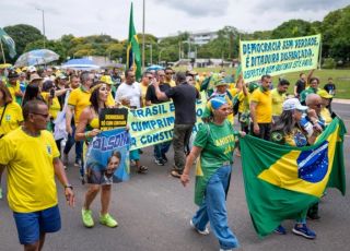 Apoiadores de Bolsonaro no Distrito Federal pedem anistia em ato no Eixão