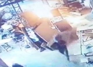 Câmera de segurança filmou homem que provocou incêndio criminoso em fábrica de sofás no bairro de São Francisco, Zona Sul de Manaus. VEJA VÍDEO