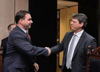 Tarcísio desiste de visitar Bolsonaro para não virar cabo eleitoral de Flávio