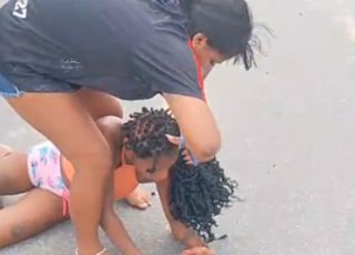 Mulher corta cabelo e rasga roupas da suposta amante do marido no meio da rua. VEJA VÍDEO