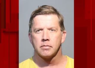 Flagrado fazendo sexo com aspirador de pó homem é preso 