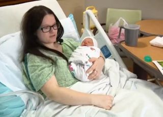 Mulher americana dá à luz no trabalho sem saber que estava grávida