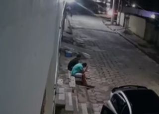 Ataque a tiros deixa dois homens feridos em frente a residência no extremo sul da Bahia. VEJA VÍDEO