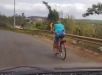 Coragem em duas rodas: idosa viraliza ao descer de bicicleta ladeira famosa no Maranhão. VEJA VÍDEO