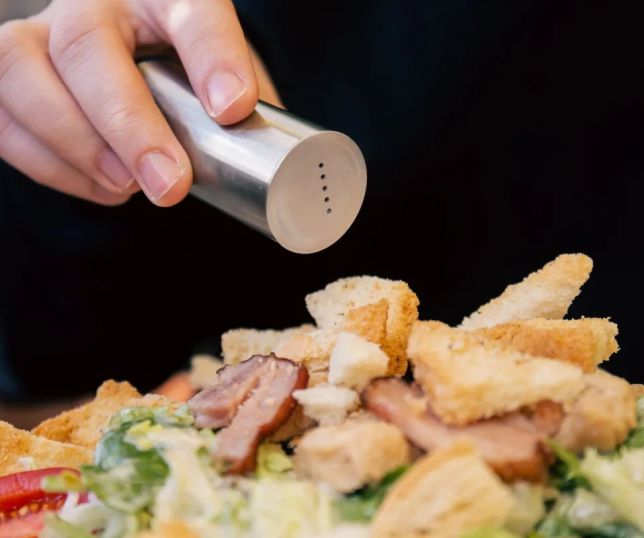 Sal em excesso vai além da pressão alta e acelera danos às artérias, apontam estudos