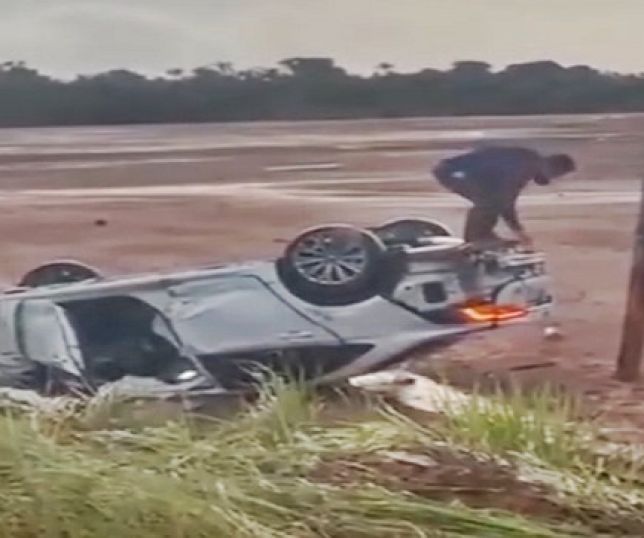 Carro Toyota Corolla capota e motorista foge do local na estrada de Iranduba, Região Metropolitana de Manaus