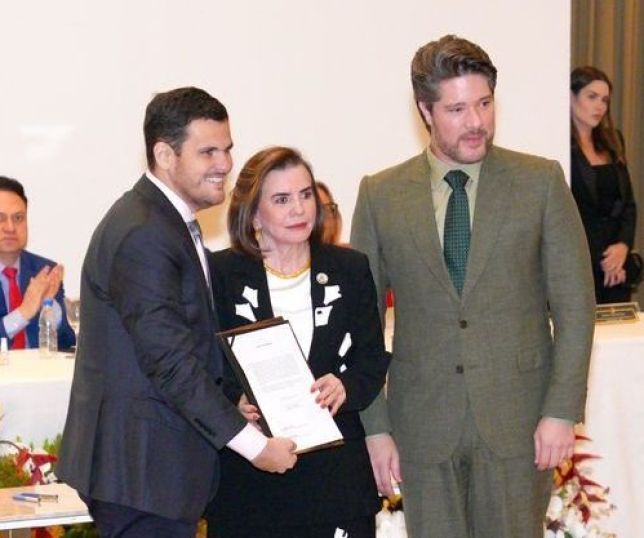 Prefeito em exercício Renato Junior assina termo de compromisso do programa inédito de educação do TCE-AM