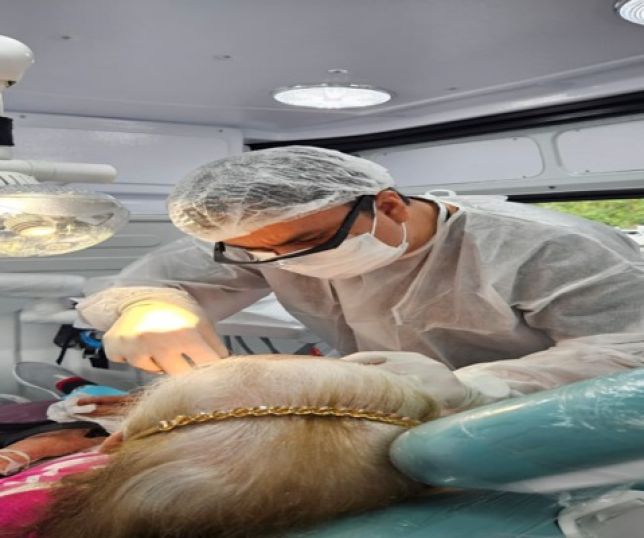 Unidade odontológica móvel da Prefeitura de Manaus realiza mais de 190 atendimentos a idosos em menos de um mês