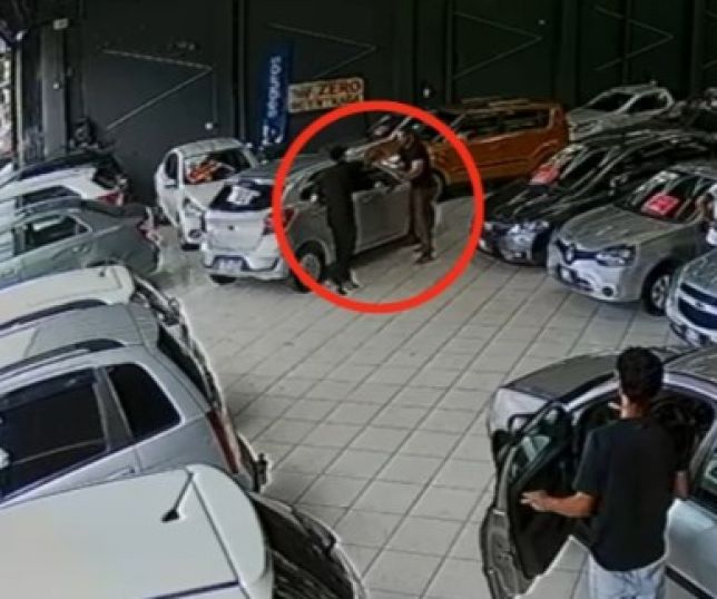 Funcionário é executado a tiros dentro de concessionária na Zona Leste de São Paulo. VEJA VÍDEO