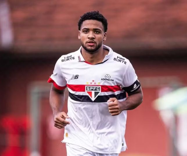 Após queda no playoff, Manaus anuncia meia do São Paulo para reforçar elenco no returno