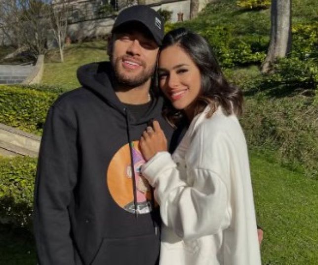 Bruna Biancardi homenageia Neymar, faz brincadeira com fios brancos e declara amor ao craque