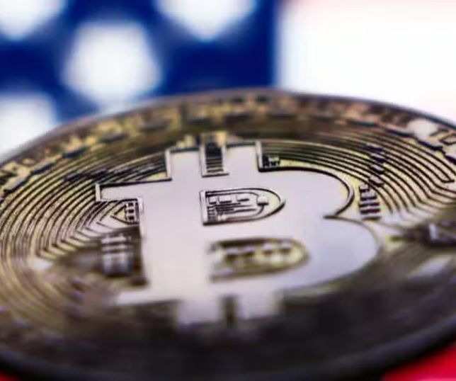 Bitcoin cai forte e atinge menor preço em mais de um ano