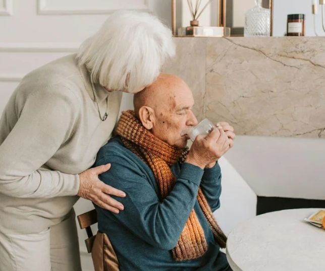 Beber água ao acordar traz benefícios reais? Nefrologista explica efeitos no organismo