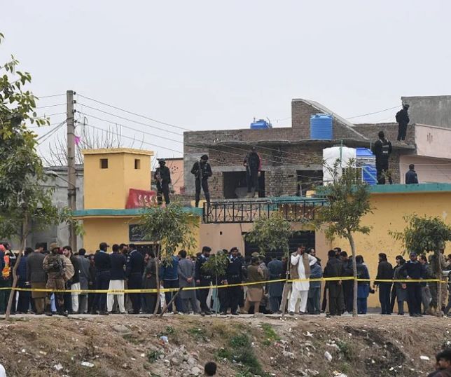 Estado Islâmico assume responsabilidade por atentado suicida em mesquita no Paquistão que deixou mais de 30 mortos