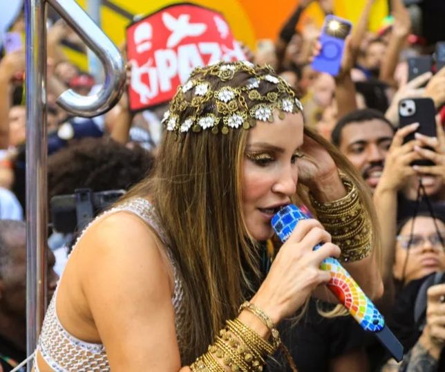 Claudia Leitte interrompe apresentação em bloco de João Pessoa após ser alvo de xingamentos