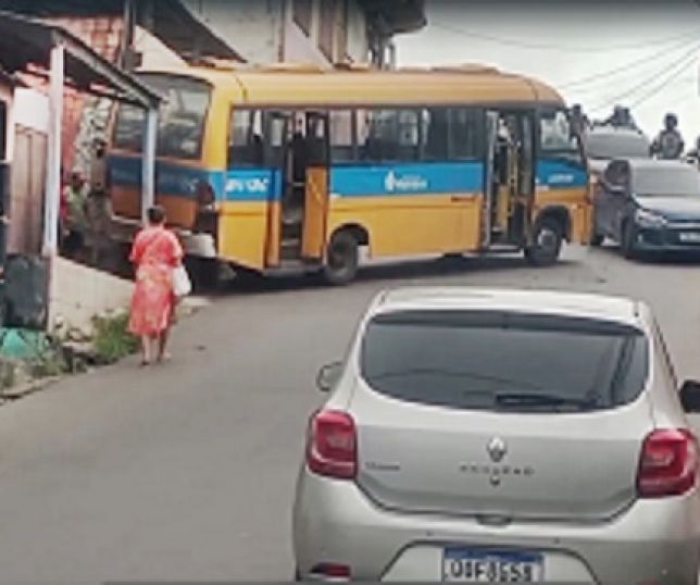 Micro-ônibus alternativo Amarelinho volta de ré em ladeira e atinge residência no bairro Alfredo Nascimento, Zona Norte de Manaus. VEJA VÍDEOS