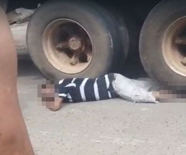 IMAGENS FORTES! Homem é atropelado e tem pernas esmagadas por carreta no bairro Mauazinho, Zona Leste de Manaus. VEJA VÍDEOS