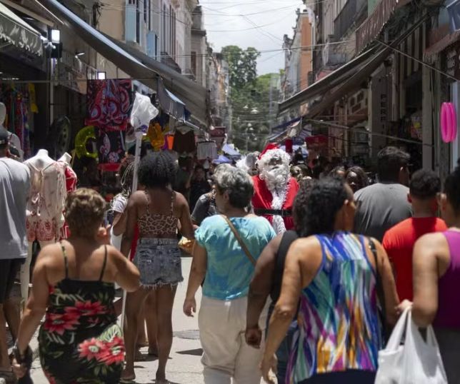 Comércio varejista no Brasil cresce em 2025, mas desacelera frente ao ano anterior