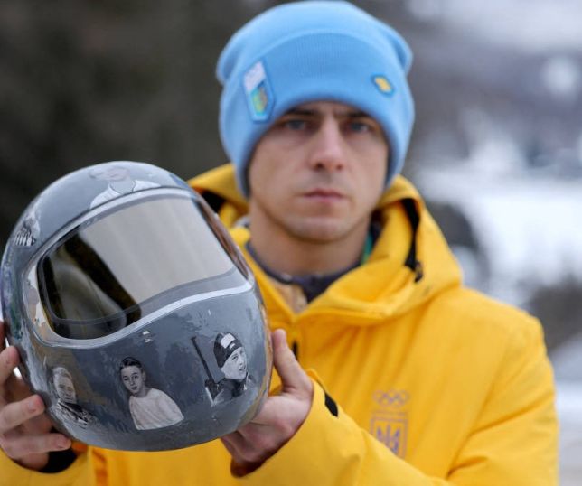COI desclassifica atleta ucraniano por capacete em homenagem a mortos na guerra