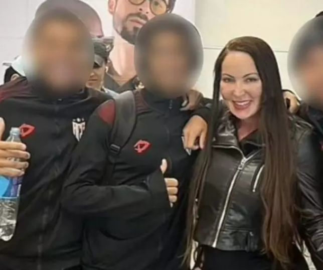 Jogadores da base do Atlético-GO são dispensados após foto com atriz pornô
