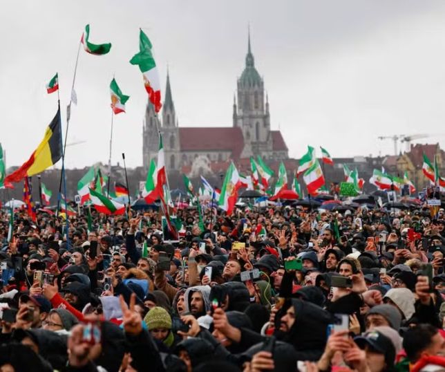 Filho do último xá do Irã diz estar pronto para liderar transição democrática durante ato com milhares em Munique