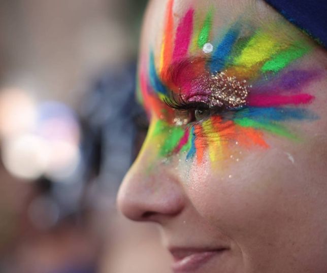 Sol e maquiagem no Carnaval: como proteger a pele e evitar irritações