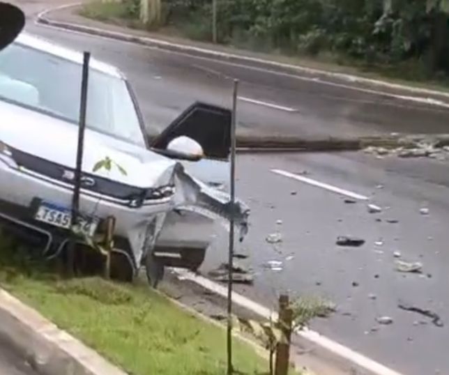 Veículo elétrico atinge poste e derruba fiação em avenida movimentada de Manaus. VEJA VÍDEO