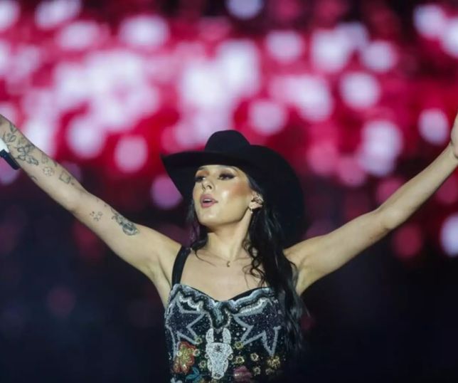 Ana Castela manda recado para Zé Felipe em show de Carnaval e reforça que segue solteira