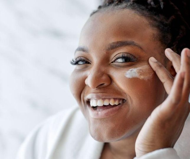 Rir traz benefícios para a pele: por que o sorriso pode colaborar com sua beleza