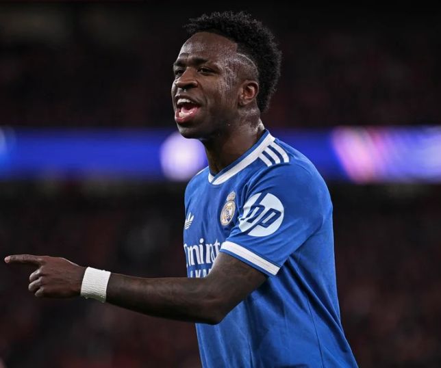 Uefa apura denúncia de racismo envolvendo Vini Jr. em duelo entre Real Madrid e Benfica