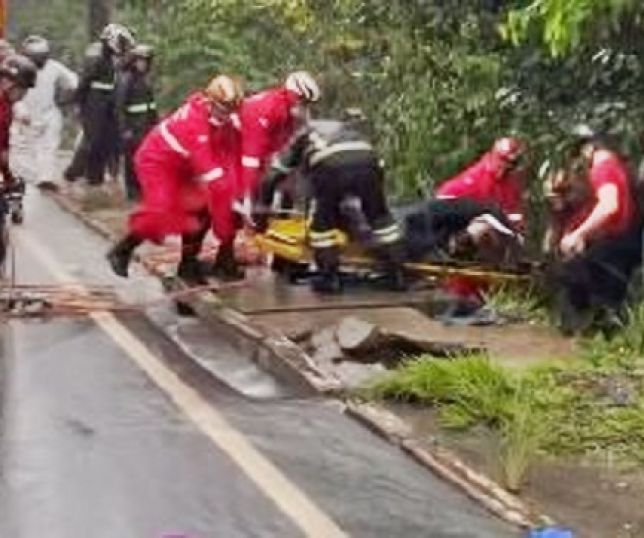Homem e mulher são arremessados em área de mata após motocicleta ser atingida por carro na avenida do Turismo, Zona Oeste de Manaus. VEJA VÍDEO