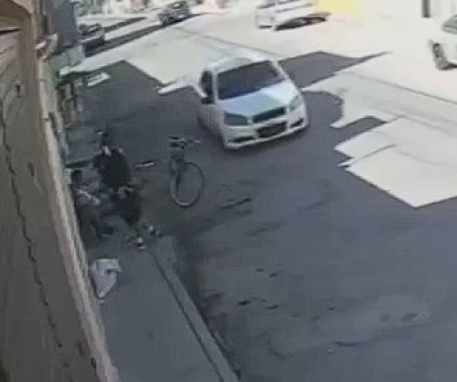 Jovem é executado a tiros em plena via pública na colônia Morales, no México. VEJA VÍDEO