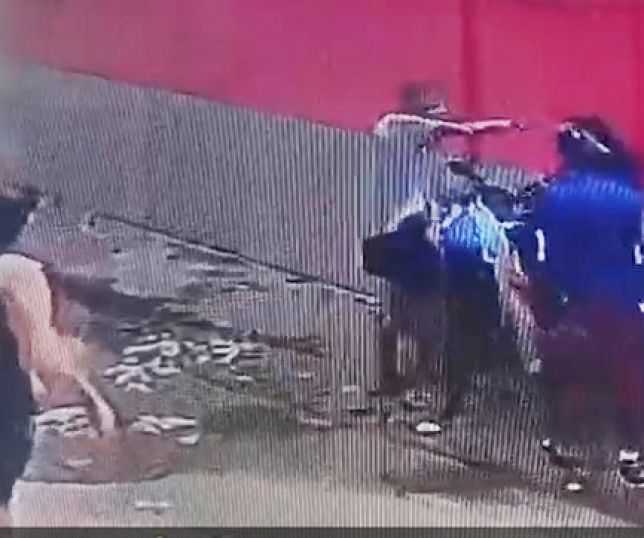 Duas mulheres são deixadas a pé após motocicleta ser roubada por bandidos na comunidade Parque Riachuelo, Zona Oeste de Manaus. VEJA VÍDEO