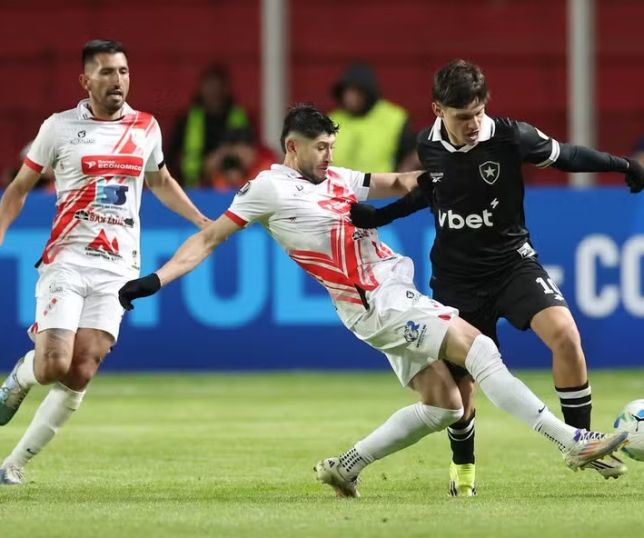 Botafogo perde na altitude, desperdiça chances e amarga sexta derrota seguida