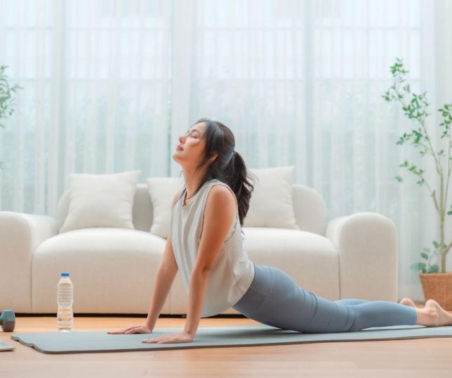 Yoga ajuda a equilibrar hormônios da menstruação à menopausa e pode aliviar sintomas físicos e emocionais