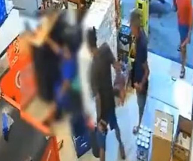 Vídeo mostra desespero e execução dentro de loja de conveniência no Rio de Janeiro. VEJA