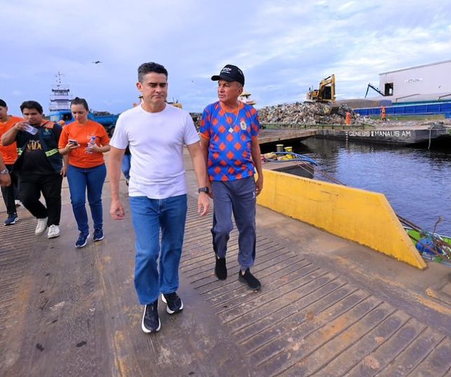 David Almeida lidera operação que retira 350 toneladas de lixo do rio Negro e consolida política ambiental com 14 ecobarreiras em Manaus