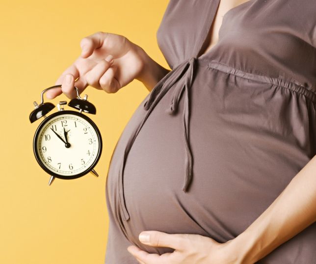 Relógio biológico aos 35: o que a ciência diz sobre os riscos da maternidade tardia